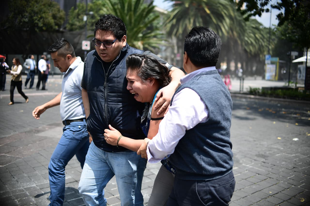 Protección Civil Nacional dijo que por el momento no se reportan daños en Ciudad de México, pero imágenes en medios y redes sociales por internet daban cuenta de algunos en edificaciones, como vidrios rotos y rajaduras en paredes.
<br>v