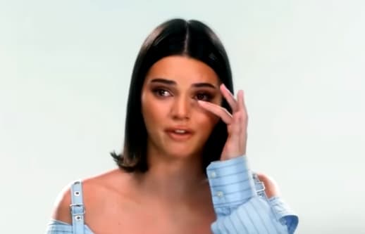 En uno de los capítulos de la nueva temporada del reality familiar "Keeping Up With the Kardashians", Kendall rompió en llanto al hablar del fracaso de su comercial de Pepsi, pues era un sueño que había conquistado, pues gente a la que admira como Britney Spears, Beyoncé y Pink ya lo habían hecho antes. "Me siento muy mal de que se hayan ofendido", dijo entre sollozos.