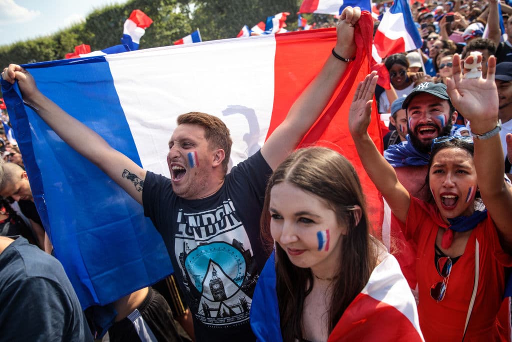 En las calles de París se vive la celebración de los fanáticos por la conquista del título mundial de fútbol por parte de la selección de Francia.