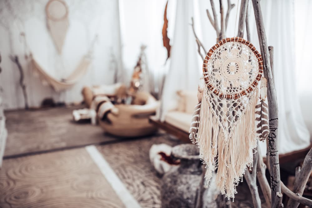 <h3 class="cms-H3-H3">¿Cómo se activa un atrapasueños?</h3>
<br>De acuerdo a las tradiciones chamánicas, el atrapasueños se debe recargar con energía positiva. A primera hora de la mañana, en el momento en el que nacen los primeros rayos de sol, se debe tomar el atrapasueños y llevarlo a la altura del corazón de frente al sol, cerrar los ojos y pensar en los momentos más felices.
<br>