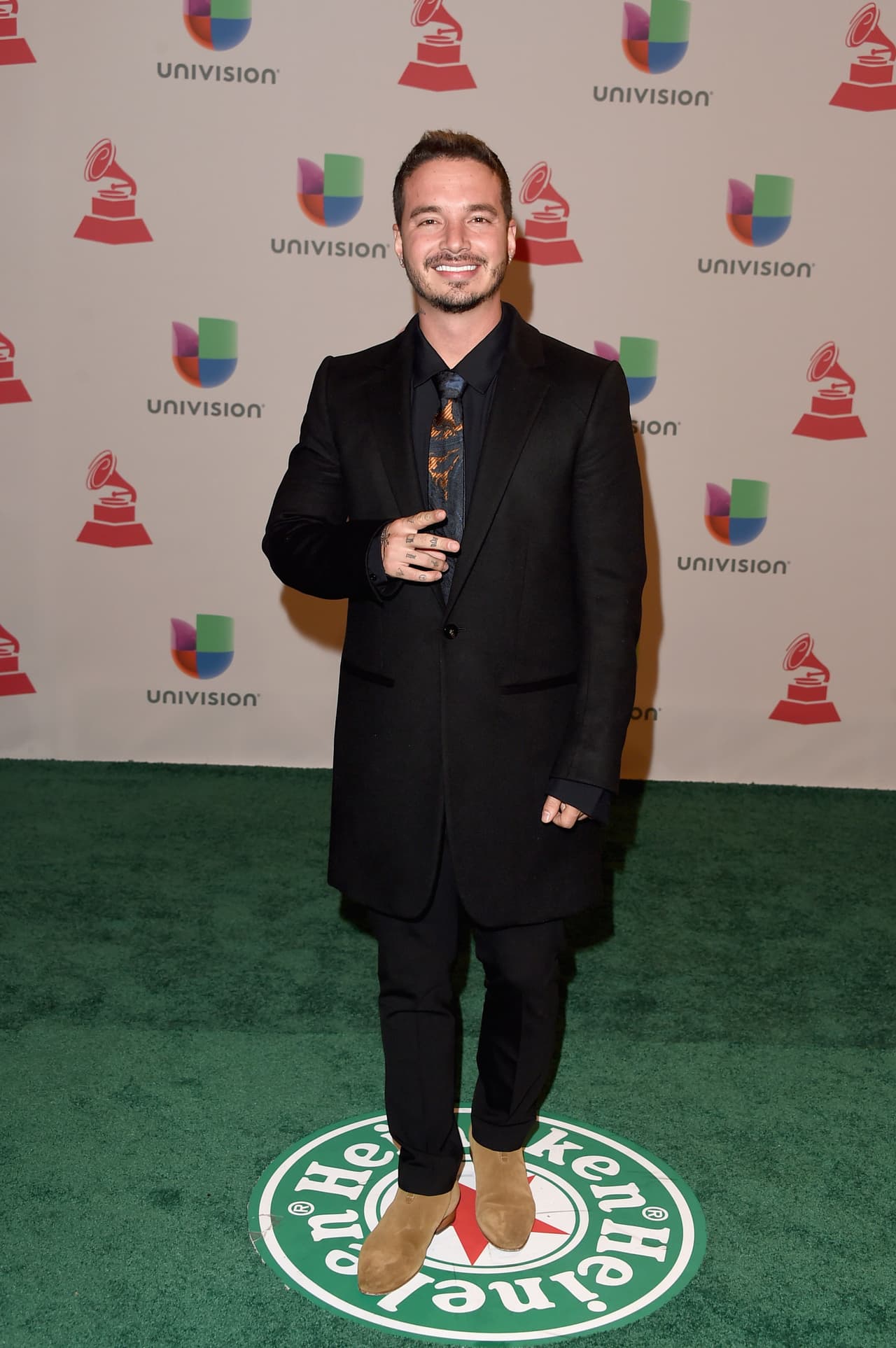 Incluso en una alfombra, porque bueno, el color negro es sinónimo de elegancia.