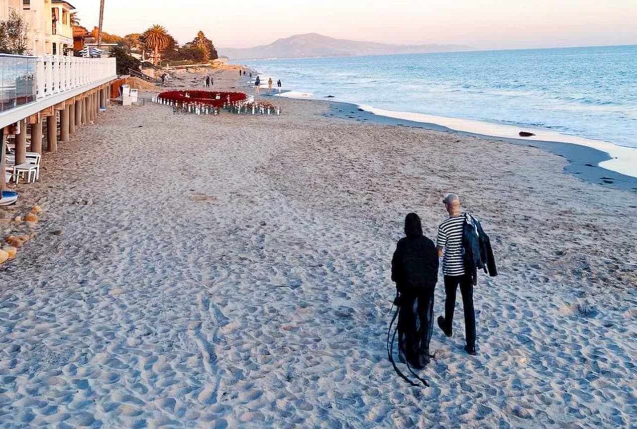 El matrimonio marcará el primero para la empresaria. Ella
<b><a href="https://www.univision.com/entretenimiento/disparejas/kourtney-kardashian-y-scott-disick-se-llevan-bien-por-sus-hijos" target="_blank">tiene tres hijos:_</a></b>Mason (11 años), Penélope (9) y Reign (6), producto de la relación que tuvo con Scott Disick, con quien no se casó.
<br>