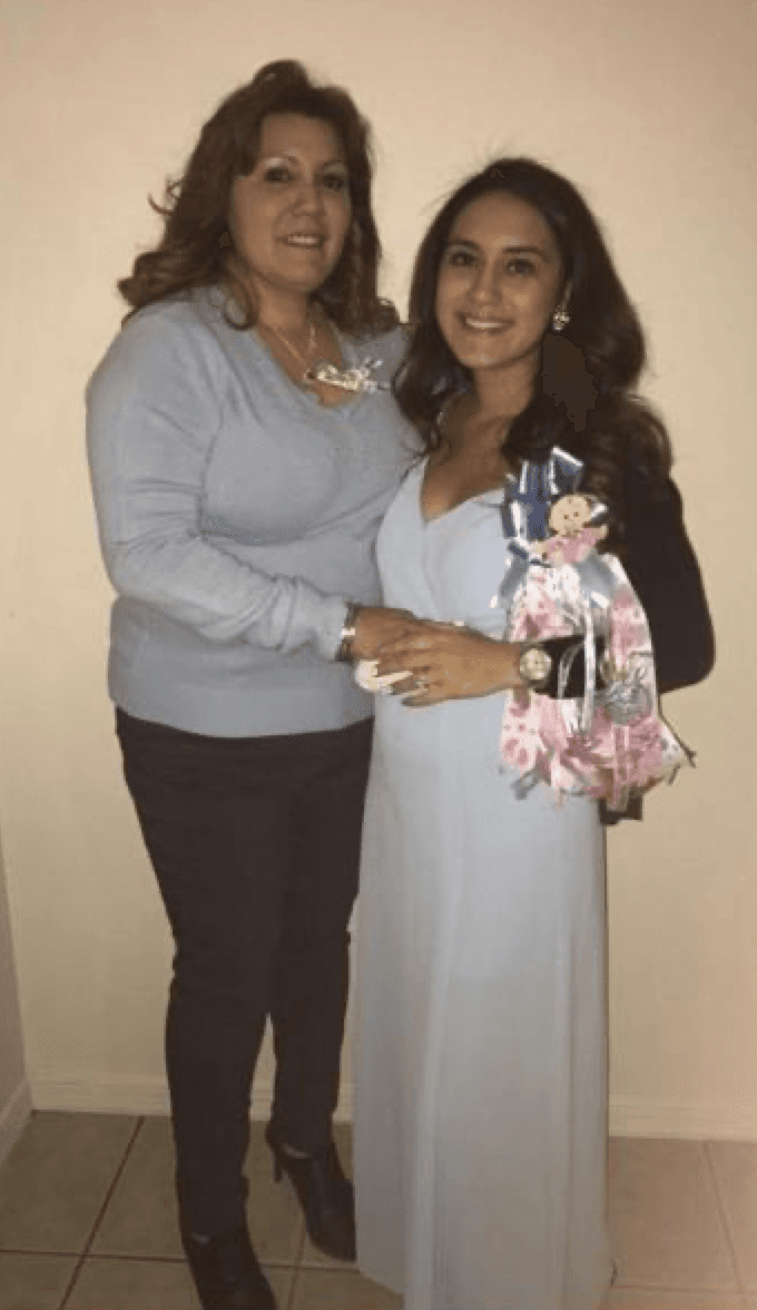 "Creo que es importante compartir la historia de mi madre porque era muy joven. Ella no tenía condiciones subyacentes previas, y aunque realmente pensé que regresaría a casa con una máquina de oxígeno, mi familia todavía la necesitaba. Solo quiero que nuestra comunidad se tome el virus en serio. Quiero que la gente siga usando sus máscarillas, se lave las manos y solo salga de su casa cuando sea necesario", dijo la hija mayor de Sara, Jasmin Chávez.