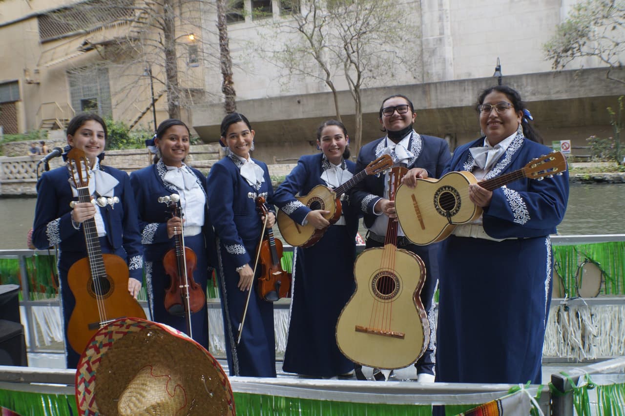 <h2 class="cms-H2-H2">Ford Mariachi Festival</h2>
<br>
<ul>
<li class="li1">Cuándo: 29 de abril</li>
</ul>
<ul>
<li class="li1">Hora: 18:00 a 20:30 horas</li>
</ul>
<ul>
<li class="li1">Dónde: San Antonio Riverwalk</li>
</ul>
<ul>
<li class="li1">Qué es: Con la música de los grupos de mariachis mas reconocidos de preparatorias y universidades.</li>
</ul>
<ul>
<li class="li1">Costo: Gratis y Pet Friendly</li>
</ul>