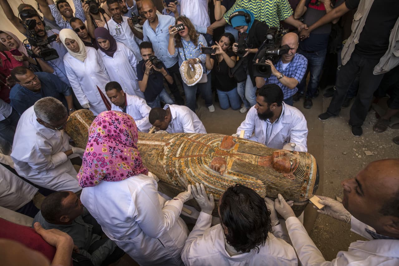 Los 30 ataúdes, notablemente preservados, contenían los restos de 23 hombres, cinco mujeres y dos niños, anunciaron las autoridades en una rueda de prensa en el Valle de los Reyes en Luxor.