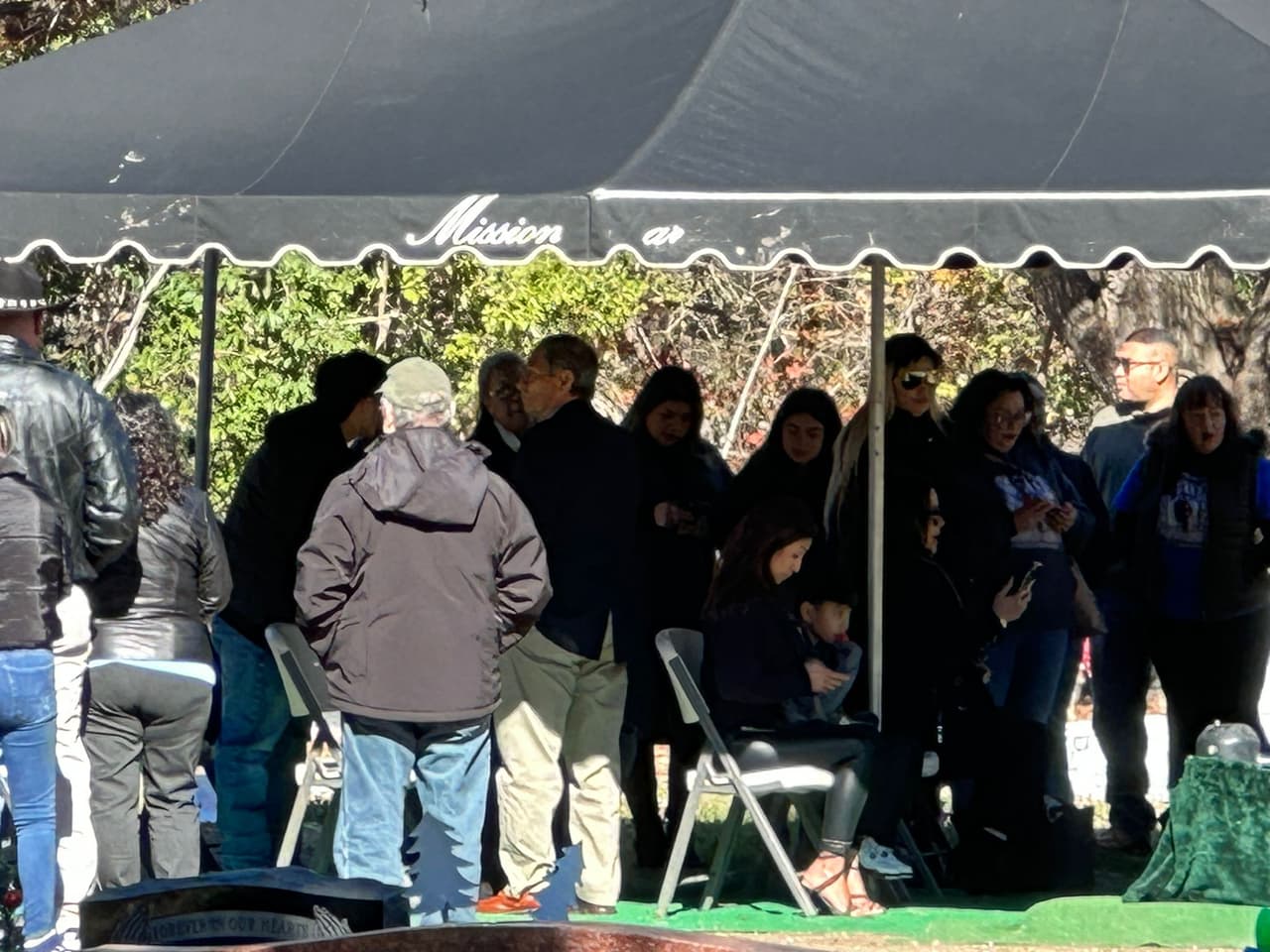 Con flores, fotografías y videos, sus familiares recordaron cómo era Matthew en vida y lamentaron que la comunidad haya conocido al joven de esta manera y no gracias a su carácter alegre y divertido.