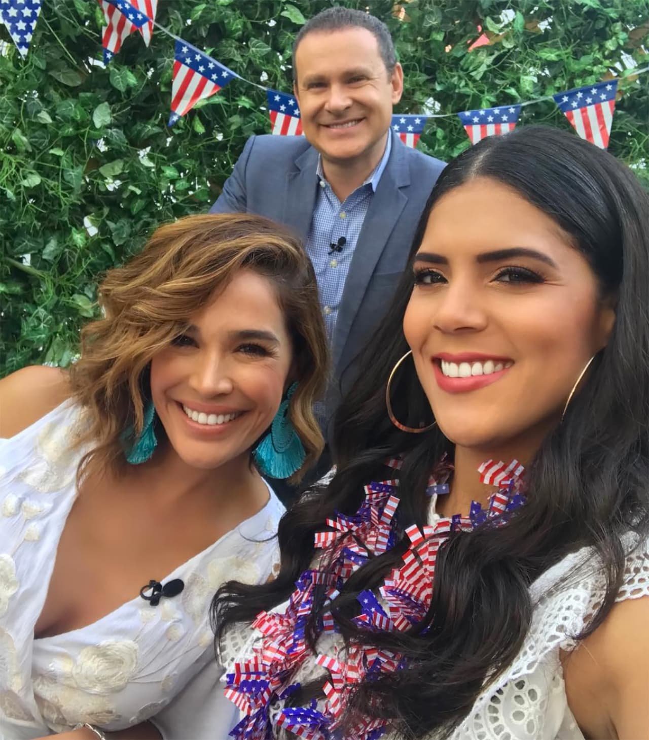 Por su parte Francisca Lachapel celebró junto a sus compañeros de Despierta América, Karla Martínez y Alan Tacher, y no se olvidó de sus seguidores: “¡Les deseamos a todos un feliz 4 de julio desde la casa más feliz de la televisión hispana!”, escribió la ganadora del concurso
<i> </i>Nuestra Belleza Latina.