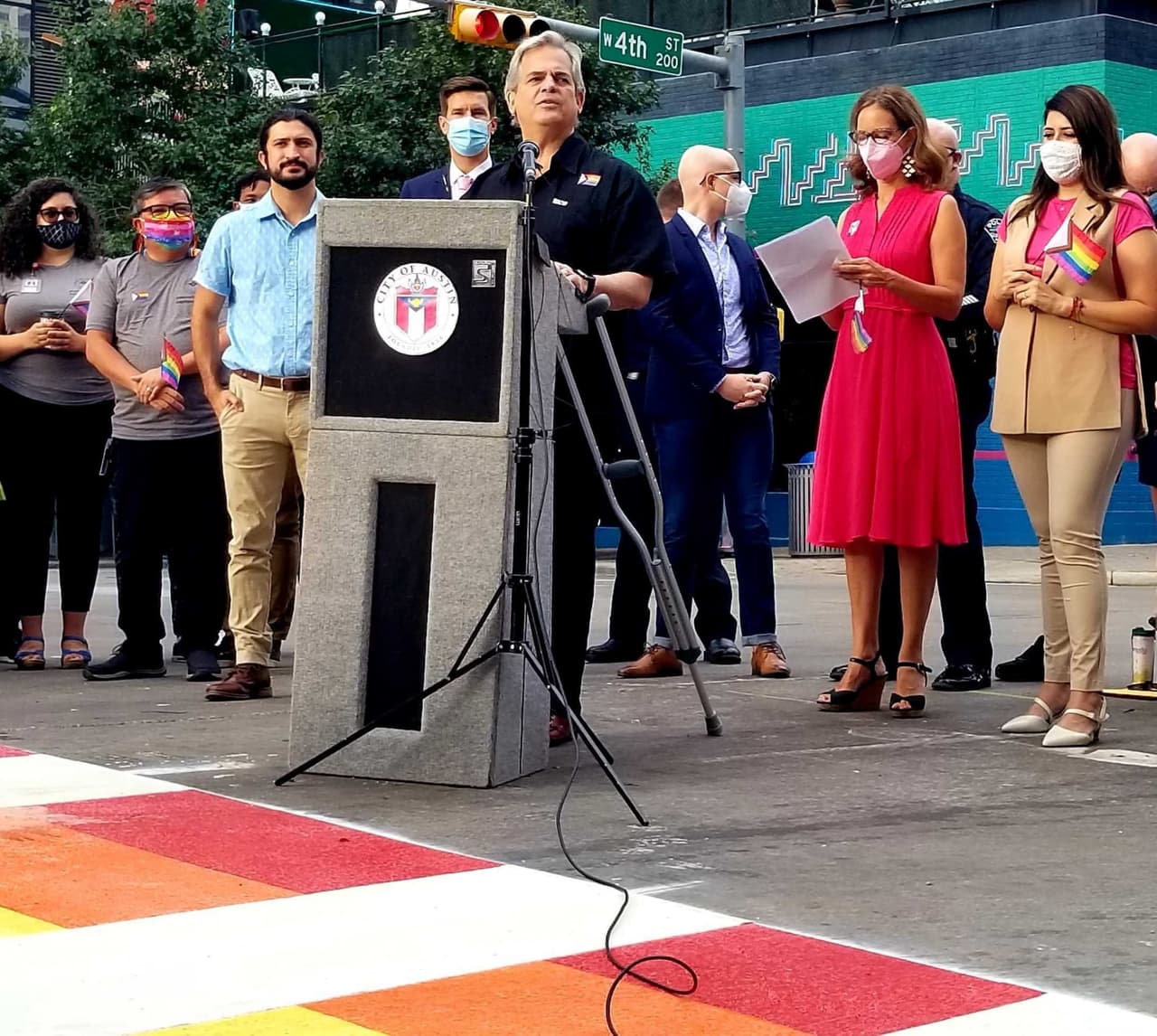 El alcalde Steve Adler, el administrador de la ciudad Spencer Cronk y la miembro del concejo Kathie Tovo atendieron a la inauguración de este paso peatonal, quienes mandaron un mensaje emotivo a la comunidad LGBTQ.
<br>
<br>"Estos colores vibrantes pintados en nuestras calles serán un faro y un símbolo de diversidad para todos los que viven y visitan Austin. Es un recordatorio de que esta es una ciudad que da la bienvenida y acepta a todos, independientemente de su orientación sexual o identidad de género", expresó Adler.
<br>