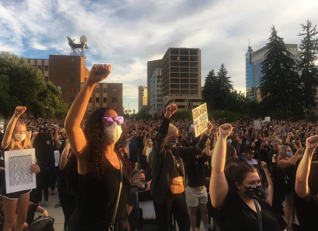 Miles de personas participan en una vigilia para honrar a los afroestadounidenses muertos a manos de policías y vigilantes realizada en Boise, Idaho, el 2 de junio del 2020. En medio del encuentro pacífico, un hombre blanco con un rifle se paró en medio de los manifestantes y comenzó a gritar.