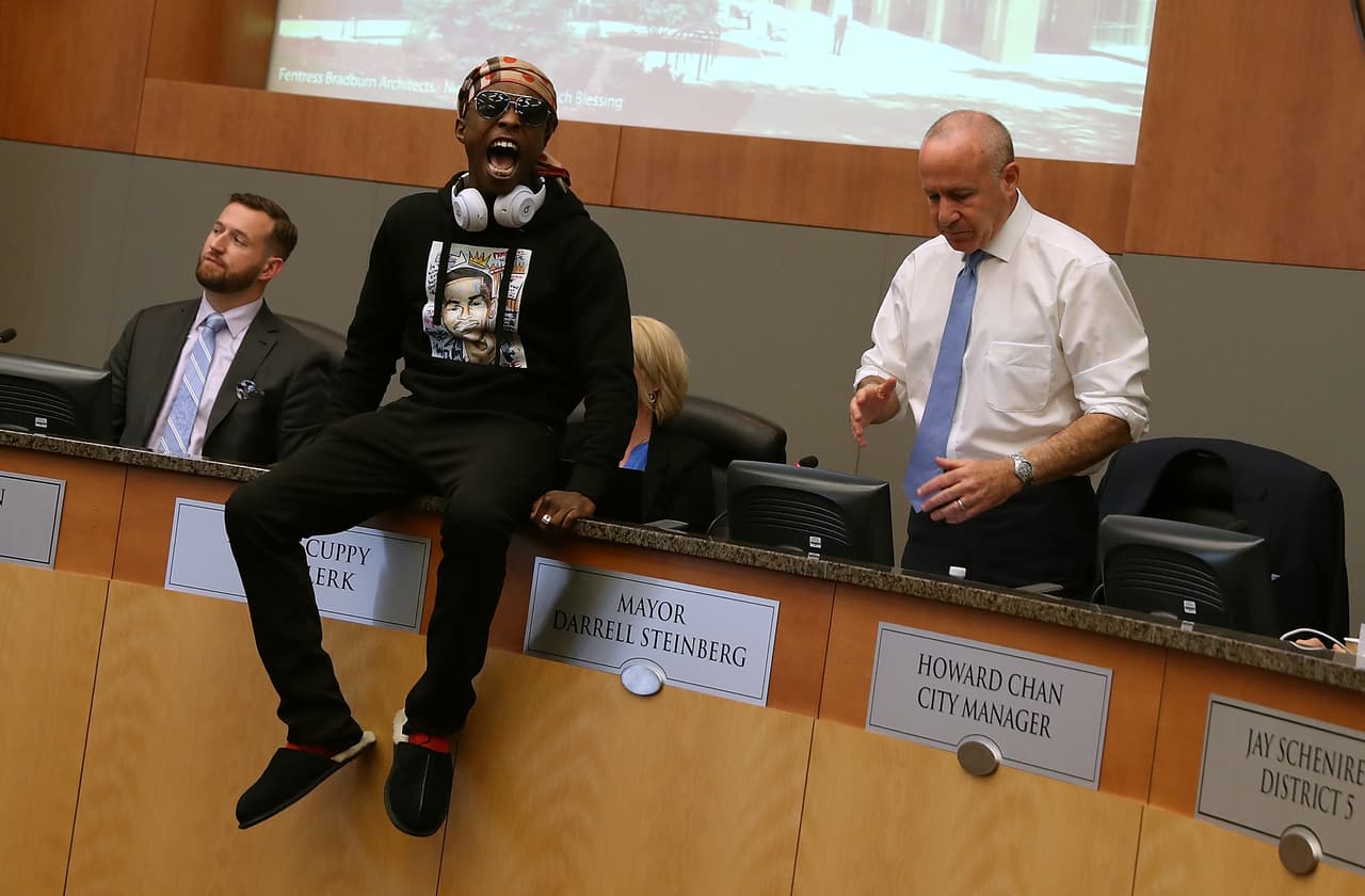 Una reunión del Concejo Municipal de Sacramento para abordar el tiroteo en el que murió Stephon Clark se convirtió en un caos cuando los manifestantes irrumpieron para exigir justicia. Stevante Clark, hermano del fallecido, se subió en las mesas del alcalde y los concejales para protestar.