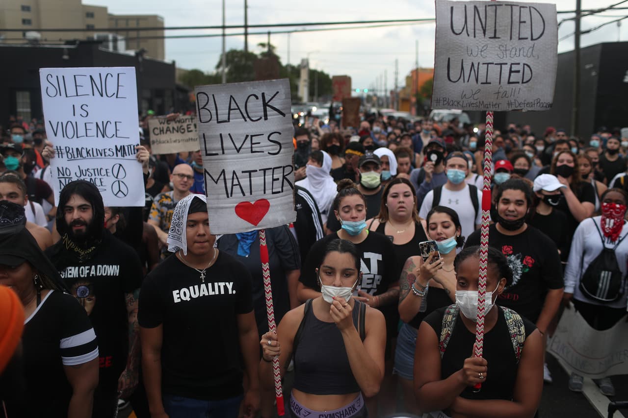 Fiscalía retirará los cargos a arrestados por violar el toque de queda durante las protestas en Miami-Dade