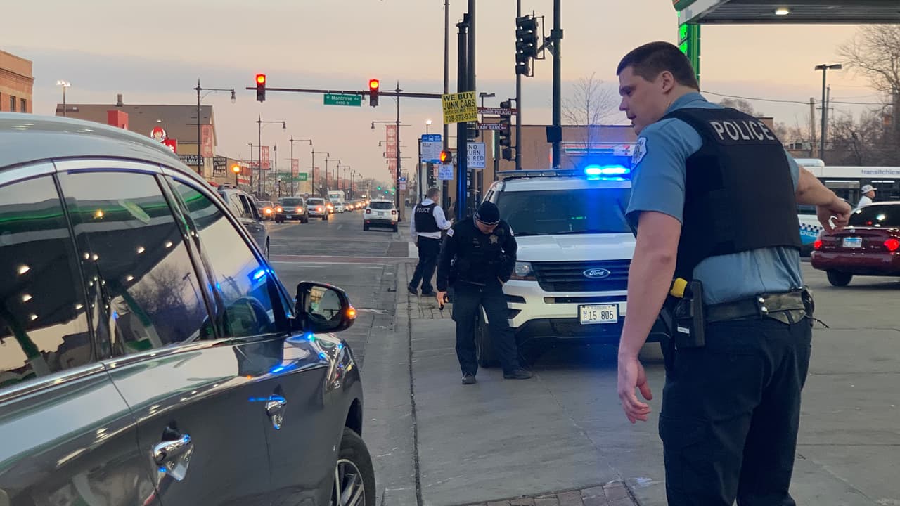 En algunos momentos se percibío cierta tensión, pero la presencia de los oficiales ha mantenido el orden hasta el momento.