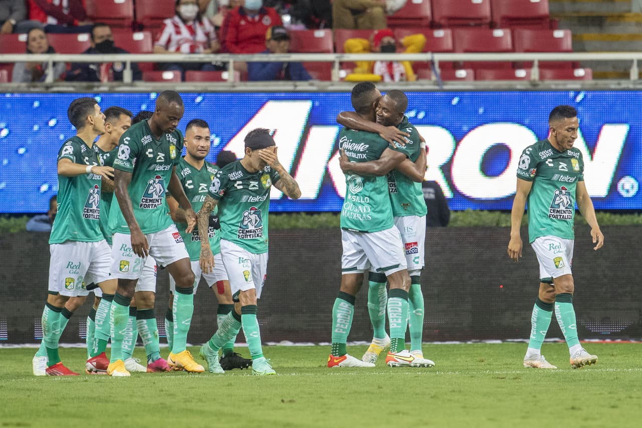 Wiliam Tesillo, Elías Hernández y Santiago Colombattose encargan de batir a Toño Rodríguez, le dan la victoria 0-3 a León sobre Chivas y consiguen mantener su segunda posición en la tabla.