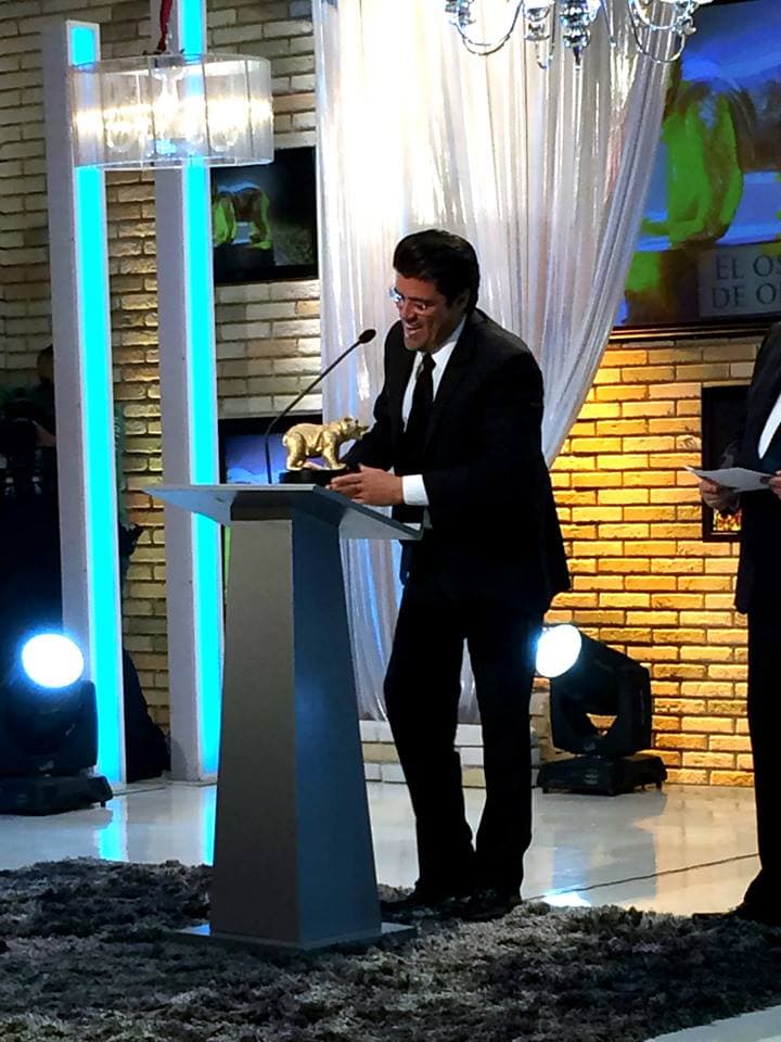 Burro Van Rankin emocionadísimo por su presea.