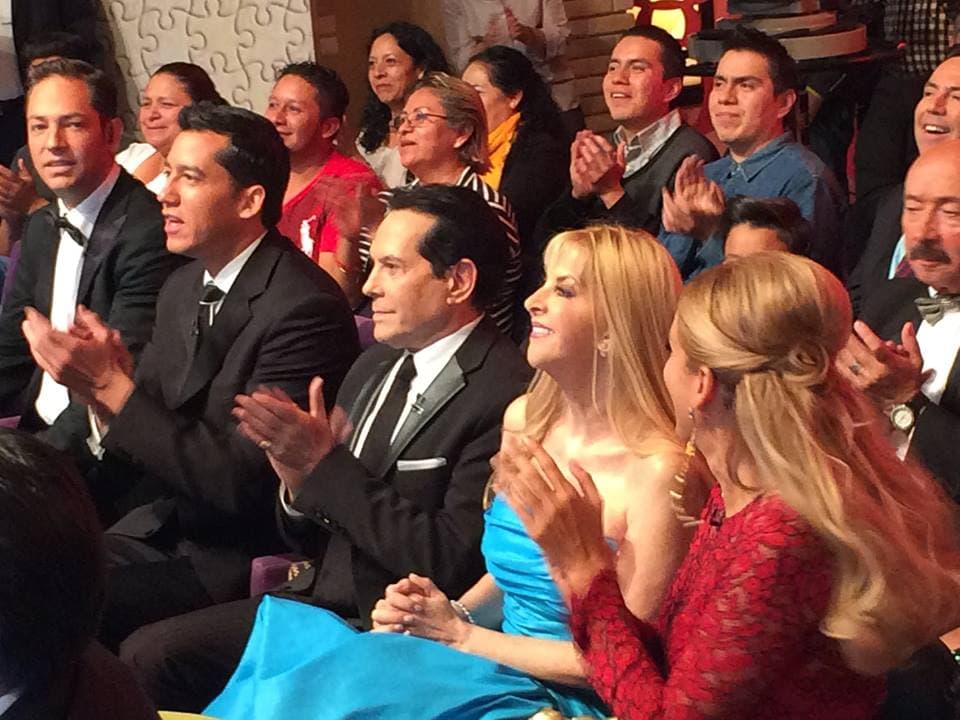 ¡El elenco no podía dejar de aplaudir!