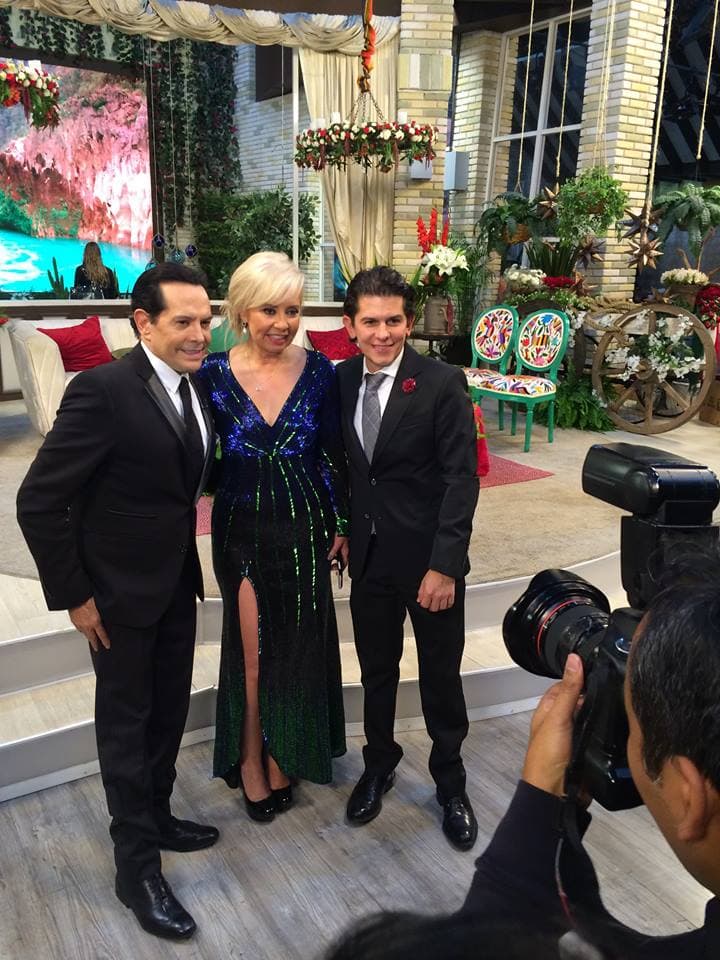 Los productores de Hoy Es Para Amar, a lado de Pepillo Origel.