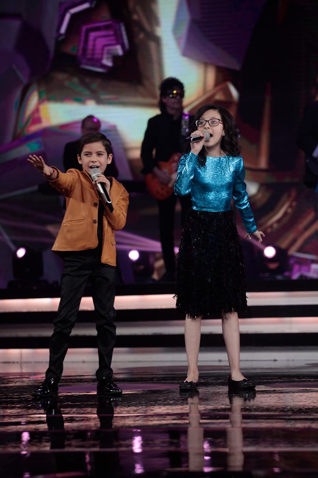 El pequeño Kevin, de 'Beba y sus Yolotzin', también estuvo vestido muy elegante para la ocasión, entró puntual en esta interpretación.