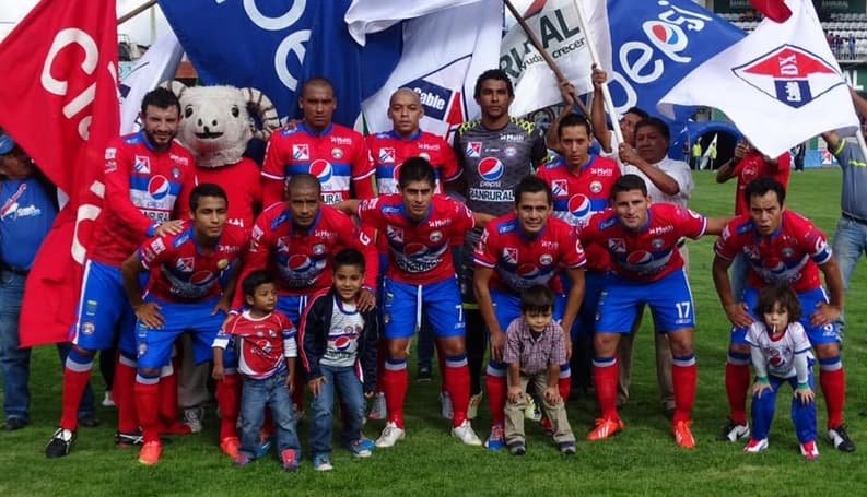 Xelajú golea y se mantiene como líder solitario en Guatemala