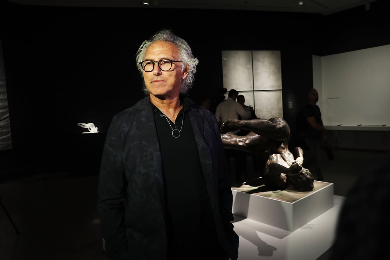Eric Fischl explica que su obra tiene una mano extendida, representando la búsqueda de conexión.