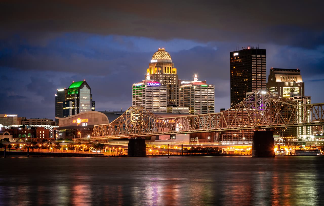 <b>Puesto 14: Louisville, Kentucky.</b> Si te gusta el bourbon esta podría ser la ciudad de tus sueños.
<i>The Urban Bourbon Experience</i> es un sendero en toda la ciudad con muchas micro destilerías y otras actividades relacionadas con este licor. Louisville también es conocida por su innovadora cocina sureña.