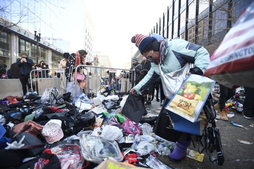Se observó a
<b> personas hurgando entre la basura donde previamente se <a href="https://www.univision.com/local/washington-dc-wfdc/ceremonia-de-donald-trump-sera-al-interior-del-capitolio-por-el-frio-que-azota-dc-video" target="_blank">congregaron los simpatizantes</a>. </b>
