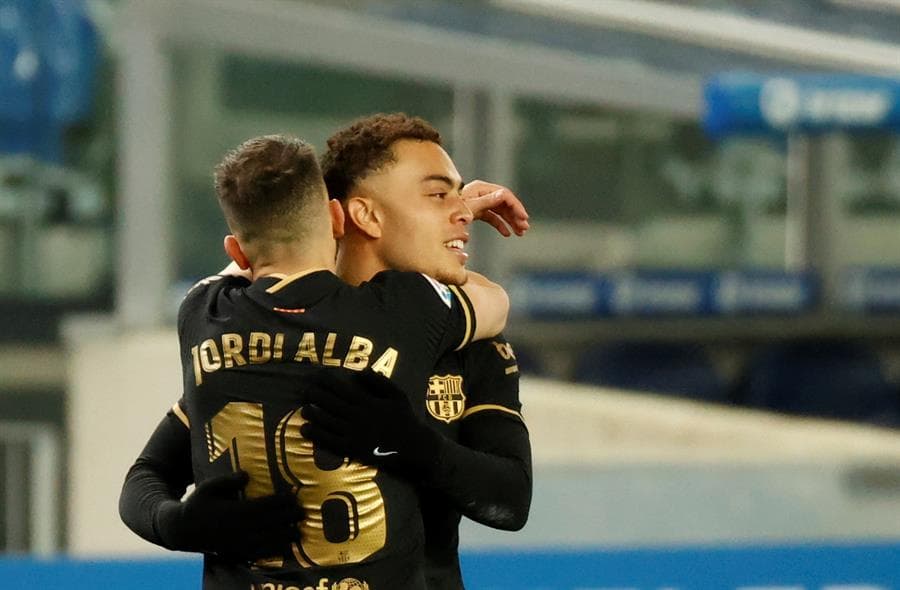 Barcelona propina goliza a la Real Sociedad con un marcador de 6-1. Griezmann abrió el marcador para los culés, seguido de Sergiño Dest, quien se lució con doblete al igual que Leo Messi y Dembelé cerró con broche de oro al minuto 71. El único tanto de los blanquiazules fue por parte de Ander Barrenetxea al minuto 77 en la J28 de LaLiga.
