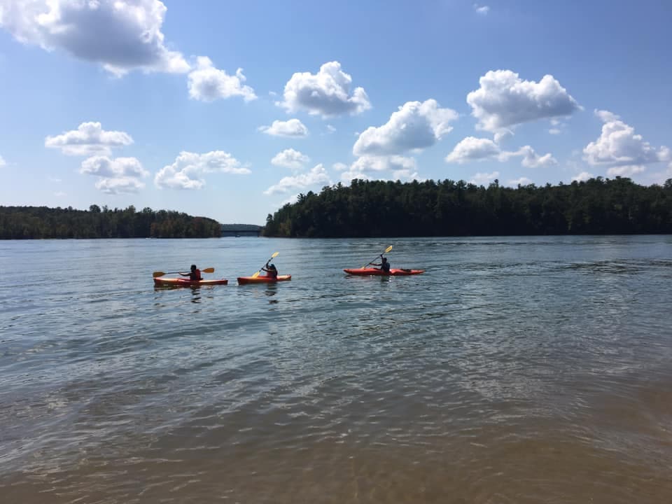 <b><a href="https://www.ncparks.gov/state-parks/lake-james-state-park">Lake James State Park</a>. </b>El lago de 6,812 acres es un gran lugar para nadar, navegar o pescar. Los alquileres de canoas, kayaks y paddleboards están disponibles en los meses de verano, y las 25 millas de senderos para caminatas (15 de las cuales están abiertas para ciclistas de montaña) te permitirán sudar antes de refrescarte en el lago.
<br>
<br>
<a href="https://goo.gl/maps/V23RzkvDiz1k9iA57"><b>Cómo llegar</b></a>