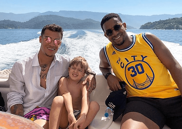 Philippe Coutinho sí que sabe sacarle provecho a sus vacaciones. Se le ve con buena compañía y a bordo de un bote a motor.