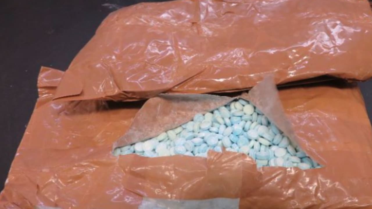 Los oficiales de CBP incautaron alrededor de 372 pastillas de fentanilo escondidas dentro del cuerpo de una persona el pasado 31 de marzo.