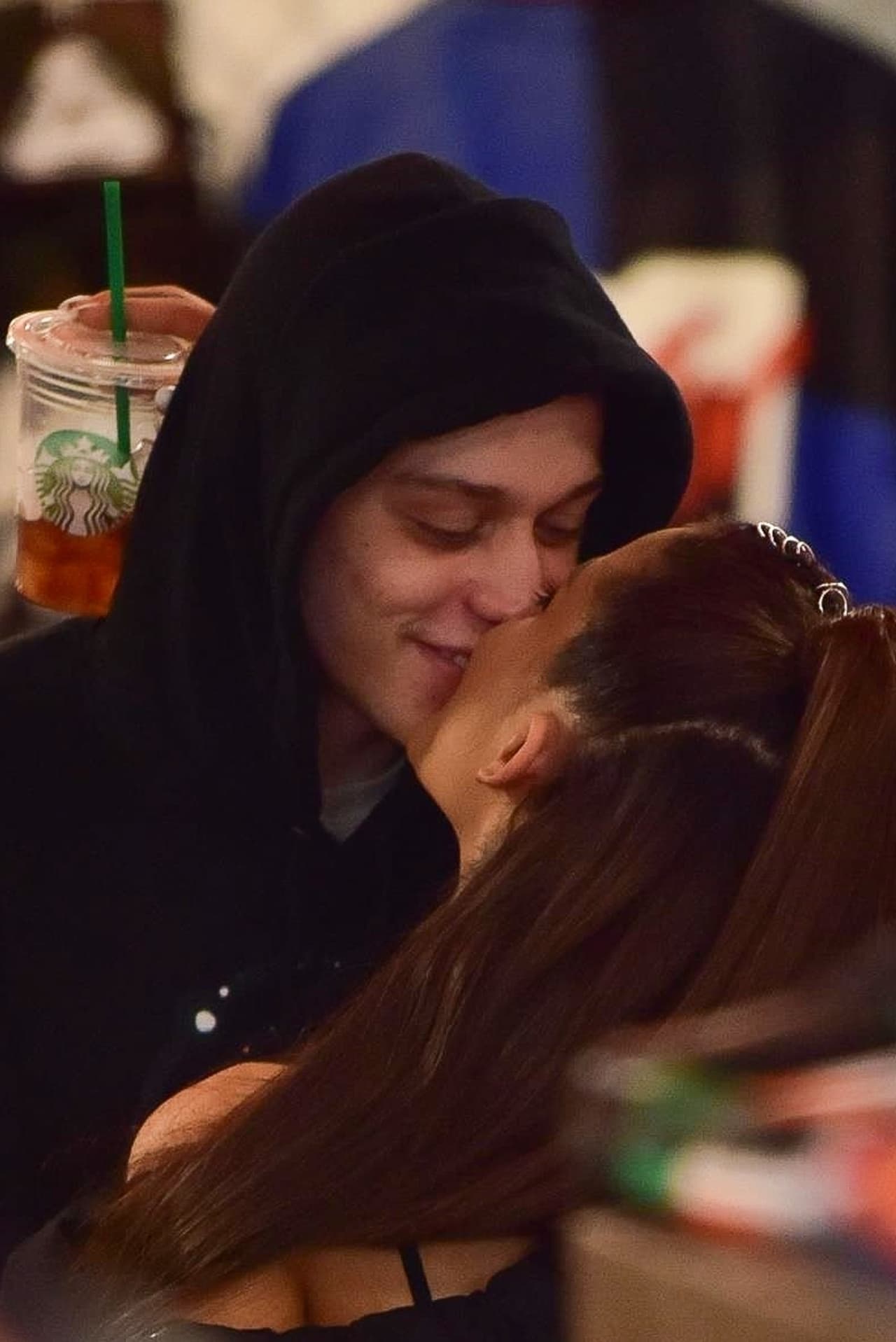 La intérprete de ‘
<b>No Tears Left to Cry</b>’, de 25 años, se prepara para su
<a href="https://www.univision.com/entretenimiento/los-fans-de-ariana-grande-creen-saber-la-fecha-de-su-proxima-boda">boda</a> con el comediante
<b>Pete Davidson</b>, del popular programa ‘
<b><a href="https://www.nbc.com/saturday-night-live">Saturday Night Life</a></b>', quien se gastó casi
<a href="https://www.univision.com/entretenimiento/ya-sabemos-cuanto-gasto-el-prometido-de-ariana-grande-en-su-anillo-de-compromiso-y-no-fue-poco">100,000 dólares en el anillo</a> de compromiso.