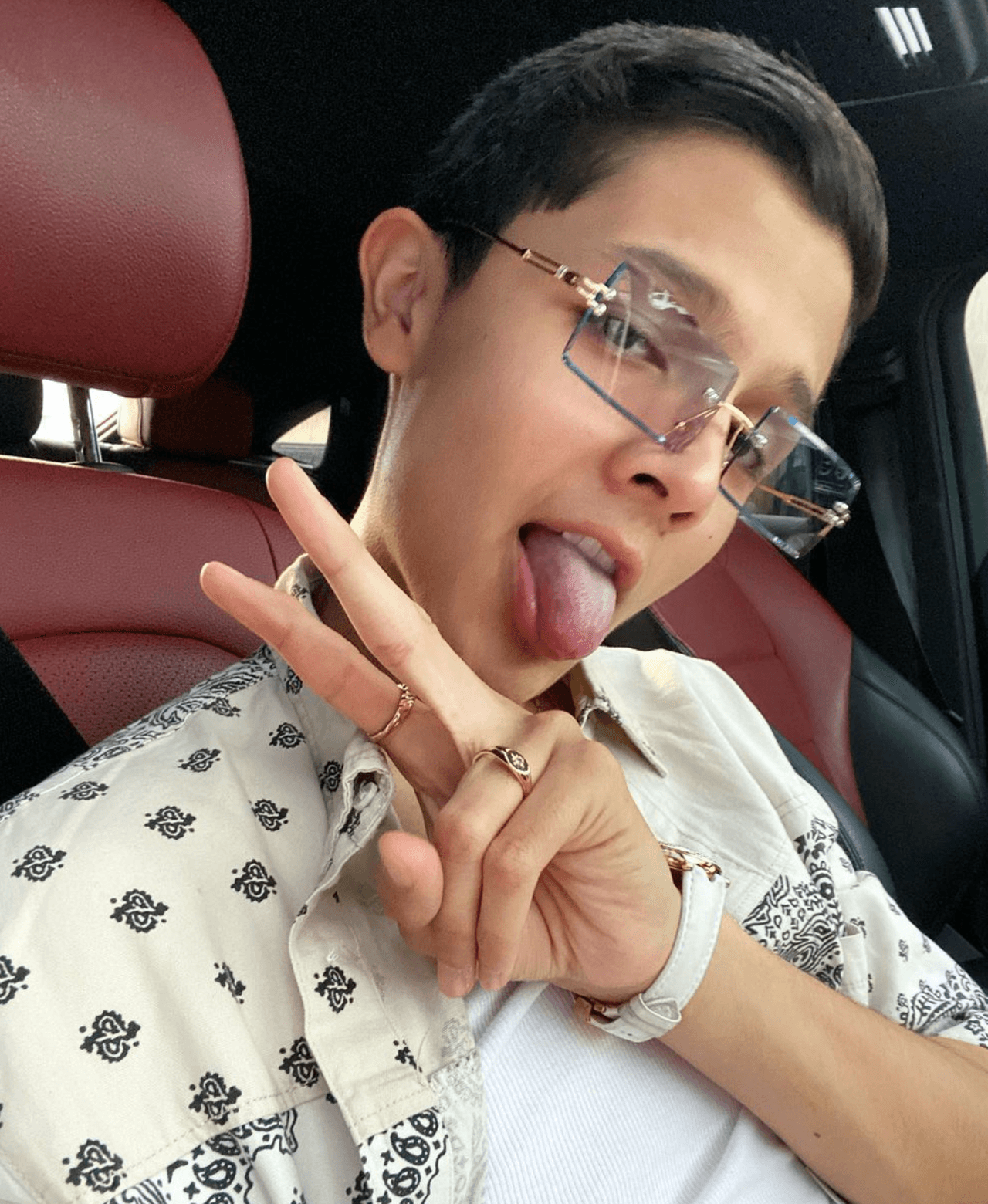 A pesar de que el intérprete de ‘Dime’, contaba con su familia para realizar sus sueños. Dudó en presentarle a sus padres composiciones y canciones que había creado.