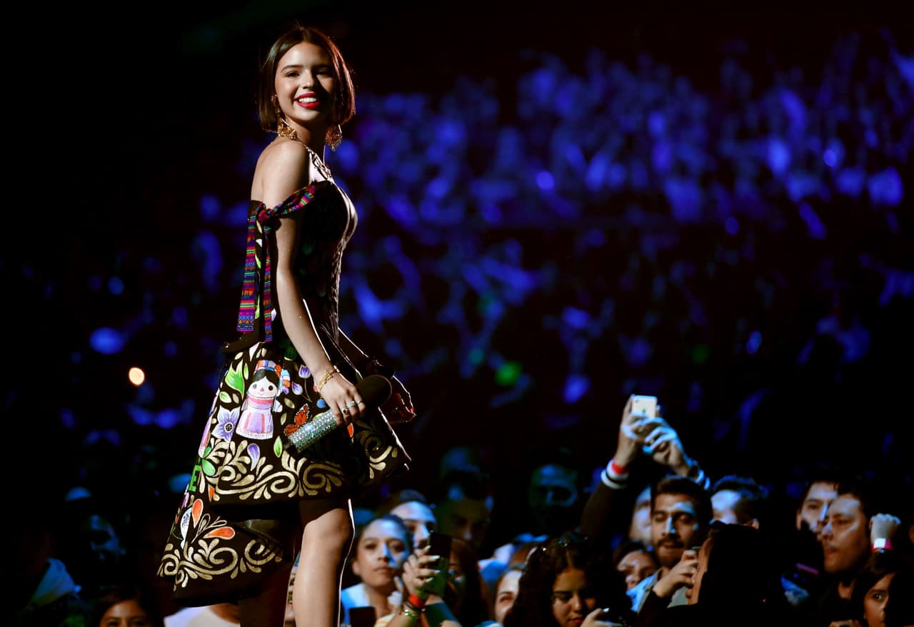 Cuando el pasado enero
<b><a href="https://www.univision.com/temas/angela-aguilar" target="_blank">Ángela Aguilar</a></b> lanzó al mundo su disco homenaje a Selena, 'Baila esta cumbia', reconoció que lo hizo como "un agradecimiento" porque la cantante la
<b><a href="https://www.univision.com/local/los-angeles-kmex/edicion-digital-california/la-reconocida-artista-angela-aguilar-presenta-su-nuevo-album-tributo-a-selena-quintanilla-video" target="_blank">"enseñó a bailar y a soñar". </a></b>
<br>