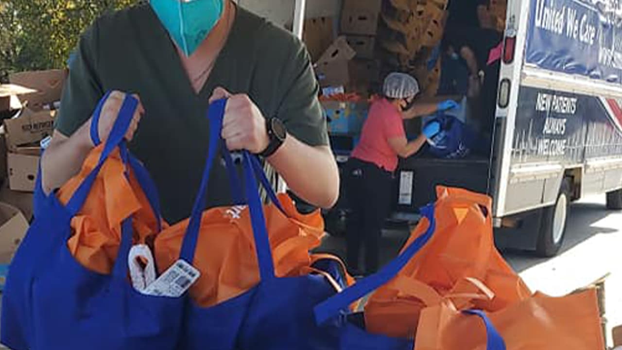 Al hacerse la prueba reciben una bolsa con un pavo para la cena de Acción de Gracias.
<br>