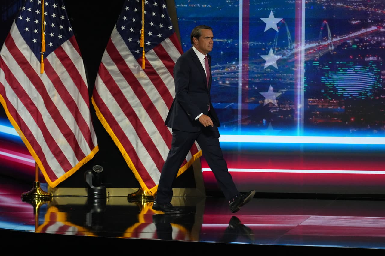 El fiscal general de Estados Unidos, Todd Blanche, sube al escenario en la convención republicana en Dallas, el miércoles 9 de septiembre de 2026.
<br>