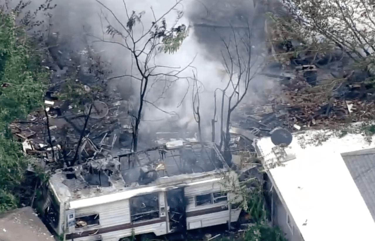 El video de Chopper 6 mostró una casa que había sido reducida a escombros. Aproximadamente a las 11:55 a.m., los bomberos todavía estaban trabajando para apagar las llamas.