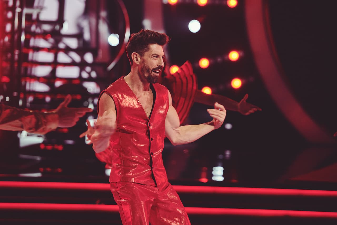 Adrían Lastra, el ganador de Mira Quién Baila ¡La Revancha! le puso sabor a la noche al bailar el tema 'Lloraráas' salsa de Oscar d' León.