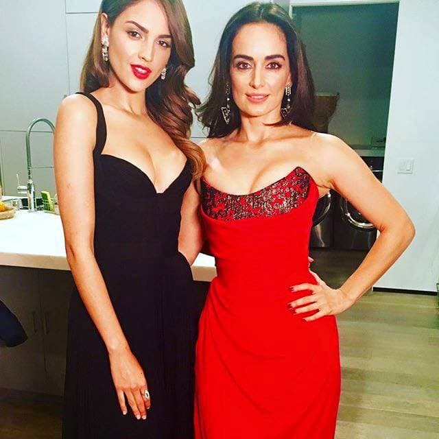 Los escotes muy prominentes no podían faltar.