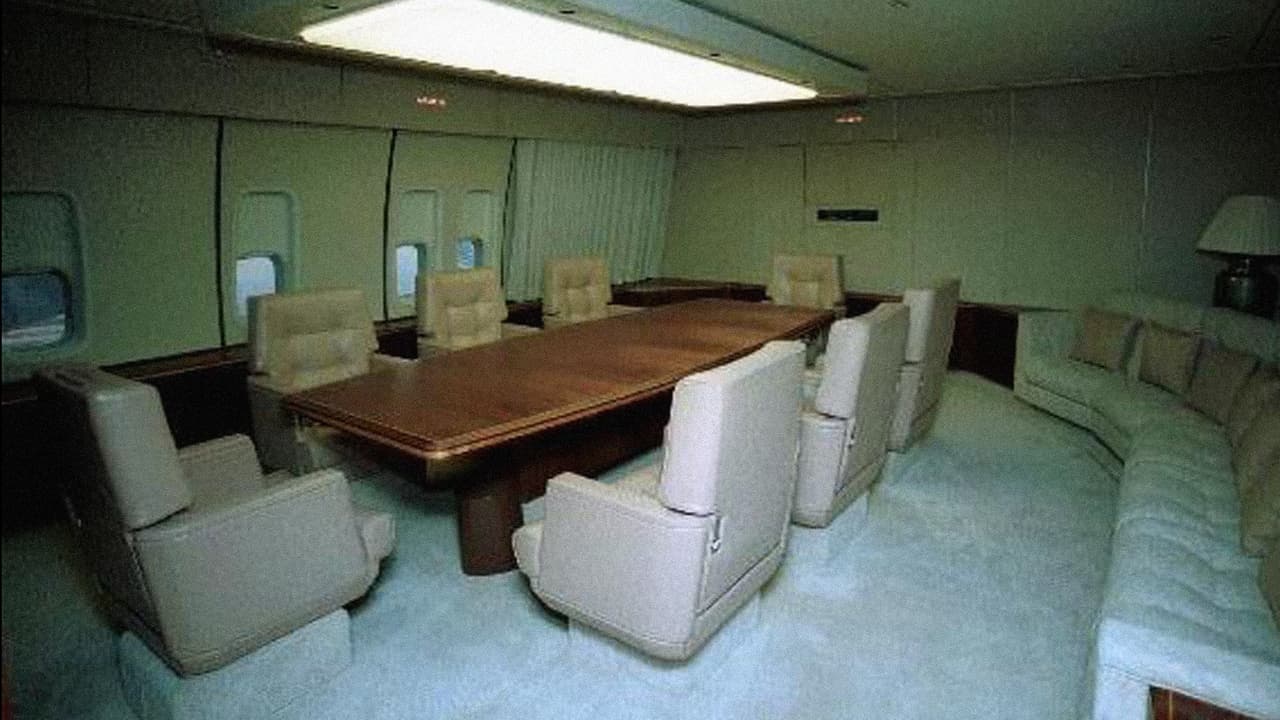 <b>El avión que más trabajó. </b>El SAM 27000 fue la aeronave presidencial que sirvió a más presidentes que cualquier otra. Entró en servicio bajo el mandato de Nixon y luego sirvió a Gerald R. Ford, Jimmy Carter, Ronald Reagan, y George H. W. Bush hasta su reemplazo en 1990 por el Boeing 747.