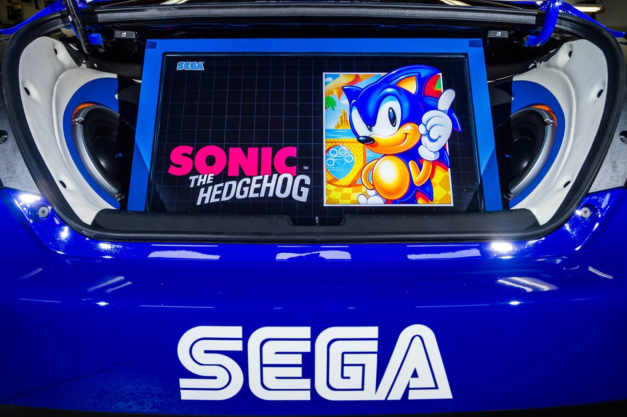 Se destaca una pantalla de 32'' donde corren juegos clásicos de Sonic.