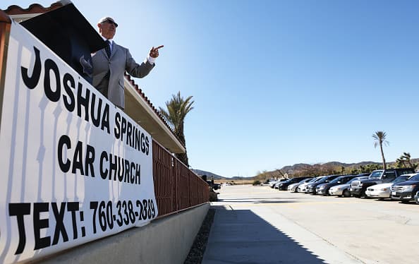 Mientras que en Yucca Valley, el pastor Jerel Hagerman llevó a cabo un servicio de Pascua en la "iglesia del automóvil" en el estacionamiento de Joshua Springs Calvary Chapel
<br>
<br>
<br>