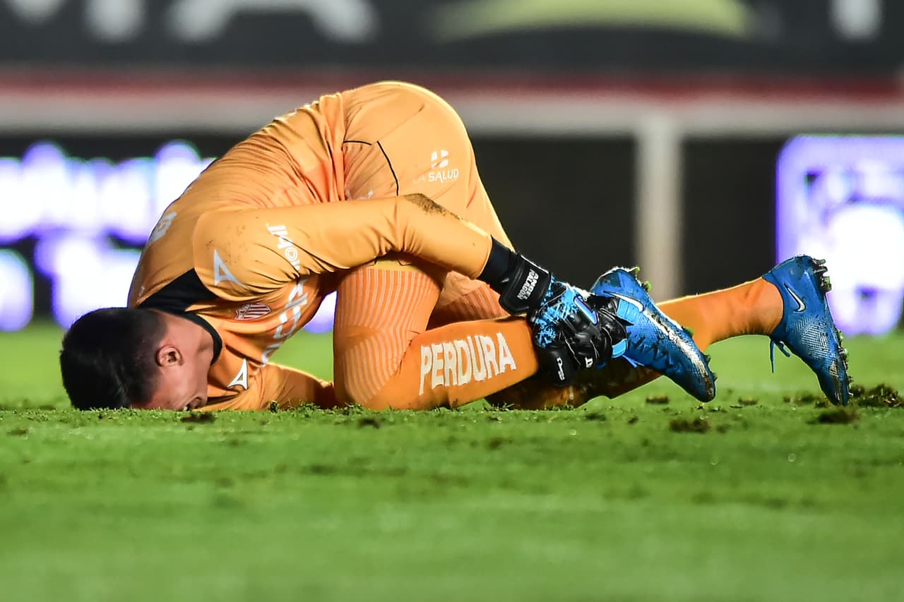 Malagón había sido incapaz de tapar el doblete remate, ya que se tiró al césped con mucho dolor sobre uno de sus tobillos.