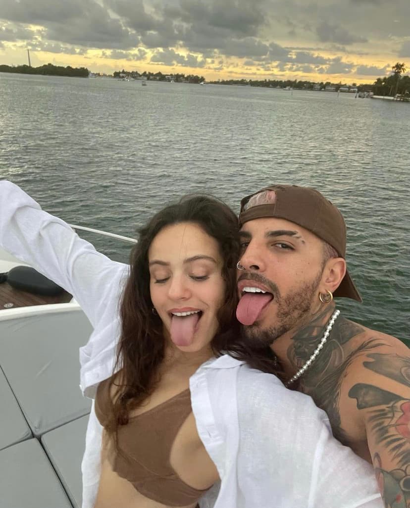 Aunque en el año 2020 los interpretes afirmaban que sólo eran amigos, hoy en día ya es una realidad que tienen un romance y derrochan miel en Internet.