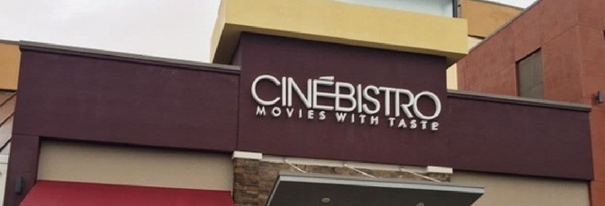 <b>4. CMX CineBistro Waverly Place</b>
<br>Este cine es un concepto de “cena y película” de clase mundial. Ofrece una experiencia cinematográfica superior con comodidades como asientos reservados en acogedores asientos de cuero de gran tamaño, servicio completo de comidas en el cine, proyección digital 4k y sonido envolvente 7.1.
<br>