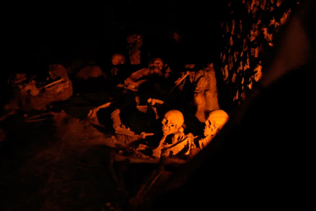 <b>Herculano, Italia.</b> Esta antigua ciudad de Campania, era más pequeña que Pompeya, la otra urbe que quedó sepultada bajo la brutal erupción de un volcán. Pero Herculano tenía edificios más suntuosos mostrando que pudo haber sido un sitio al que iban las élites romanas.
<b>Una erupción del Vesubio en el 79 dC sepultó a la ciudad en lava y cenizas matando a su población. </b>Las excavaciones en Herculano hallaron partes de edificios
<b> y restos humanos intactos, detenidos en el tiempo de aquella fatal erupción. </b>
<br>