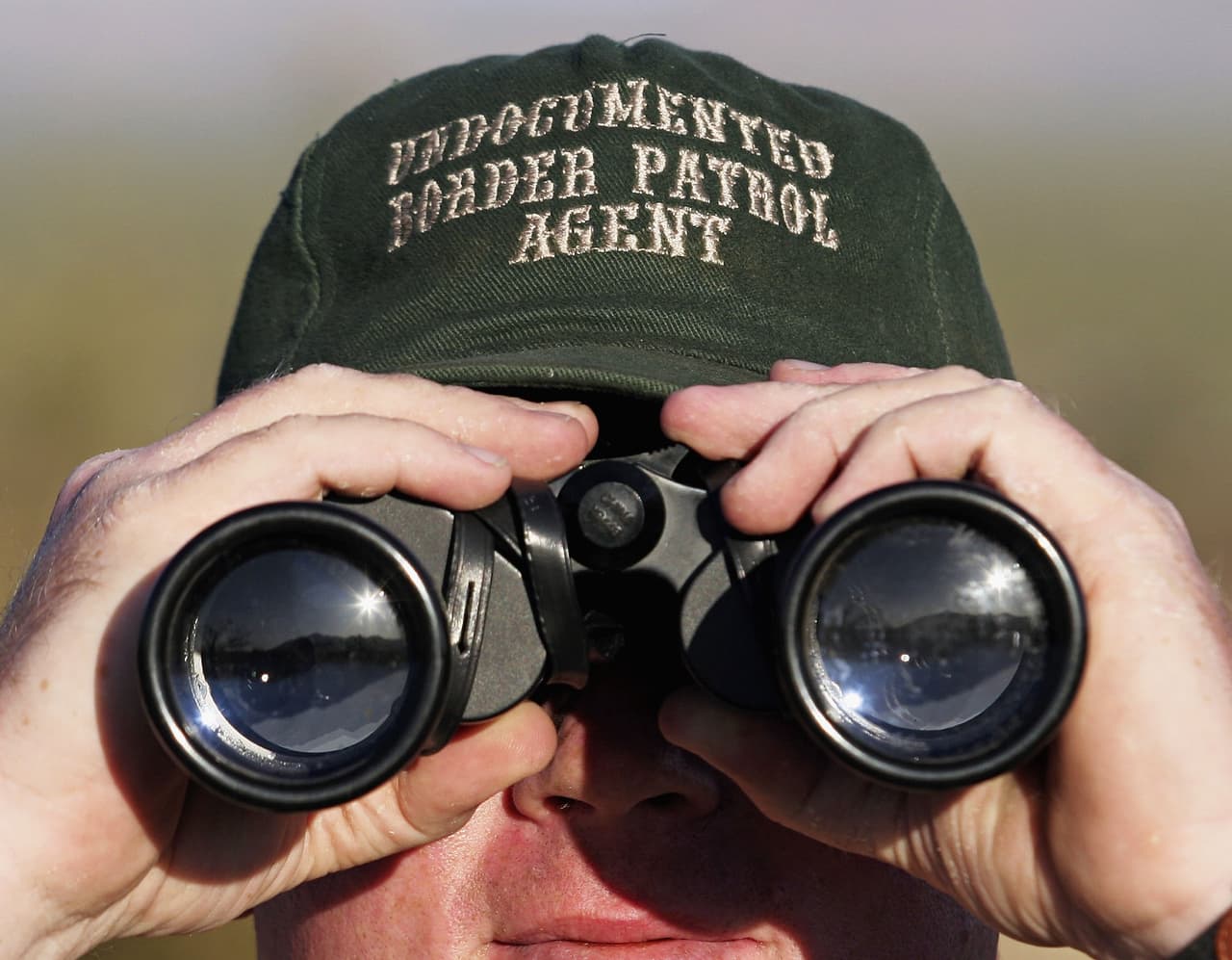 'Cazainmigrantes' vuelven a vigilar la frontera California-México tras la caravana de centroamericanos