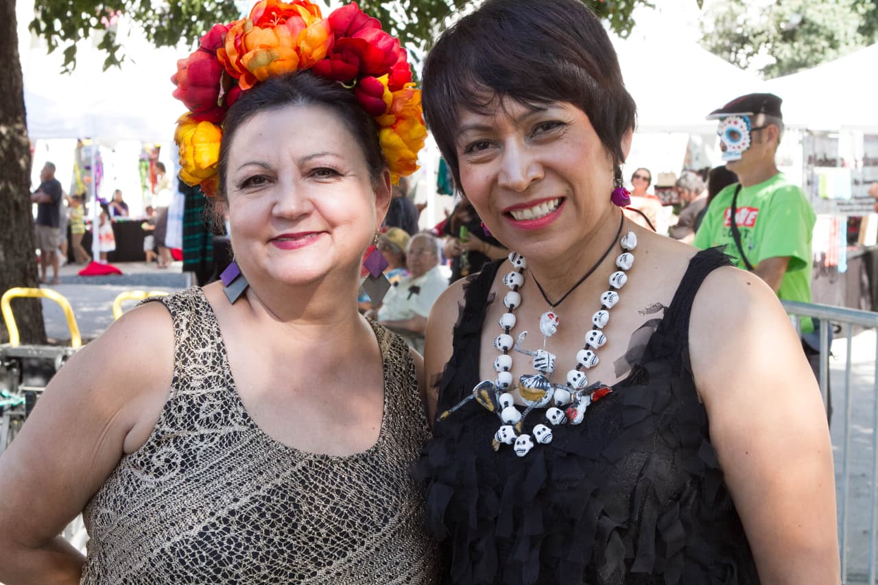Altares, música, piñatas, papel picado, exhibición de autos antiguos, calaveras, pan de muerto y caritas y manitas pintadas hicieron parte del evento del 'Día de los Muertos' organizado en el Centro Cultural Mexico-Americano de Austin.