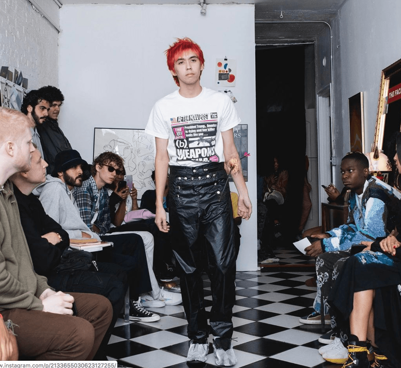 ”Mi sobrina fashionista de 14 años fue asesinada en Parkland. Era una ilustradora profesional y aspiraba a ser diseñadora de ropa como tú. Deberías avergonzarte de aprovechar su muerte para hacer dinero. Hoy uso orgullosamente los diseños de ella”, escribió Shawn Sherlock.