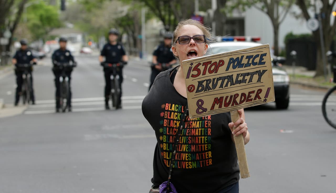 Asamblea de California aprueba una histórica reforma que limita a policías en el uso de armas de fuego