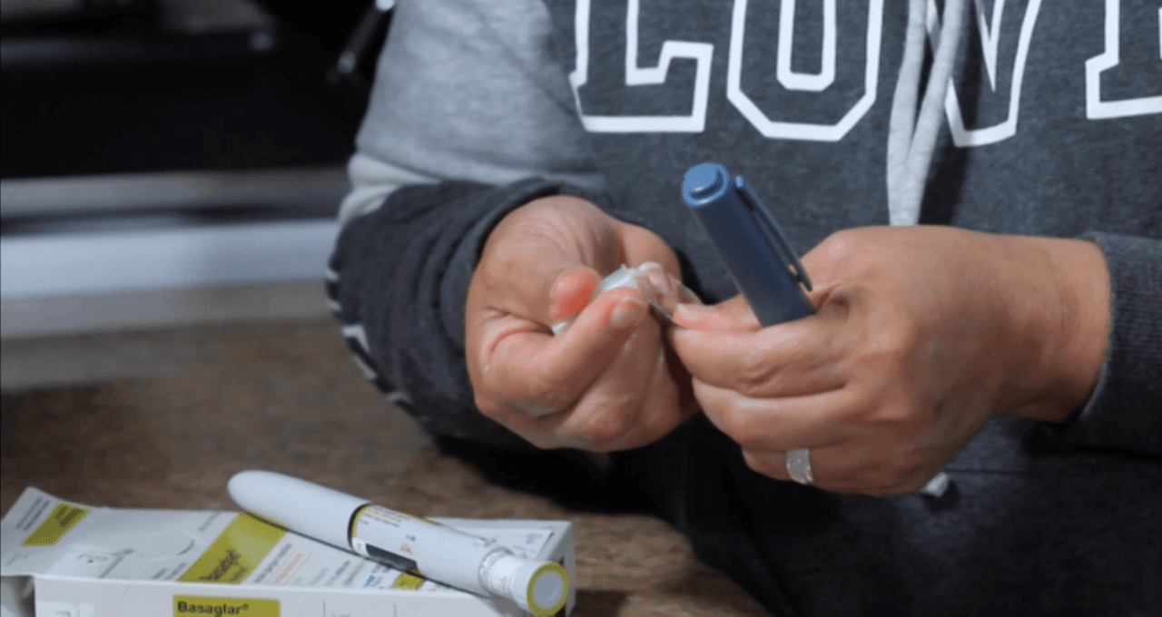 Cristina Pérez preparando el vial para aplicarse su insulina