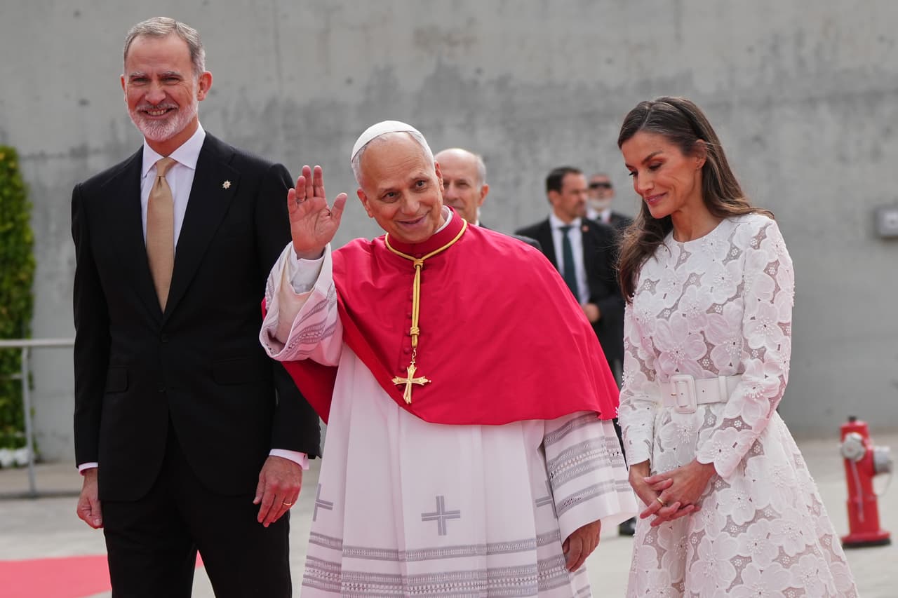 El papa León XIV fue recibido por los reyes Felipe VI y Letizia de España a su llegada al aeropuerto internacional Adolfo Suárez Madrid-Barajas de Madrid.